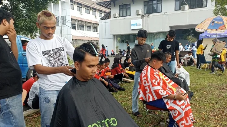 Pangkas Gratis RRI Fest Medan Diserbu Warga