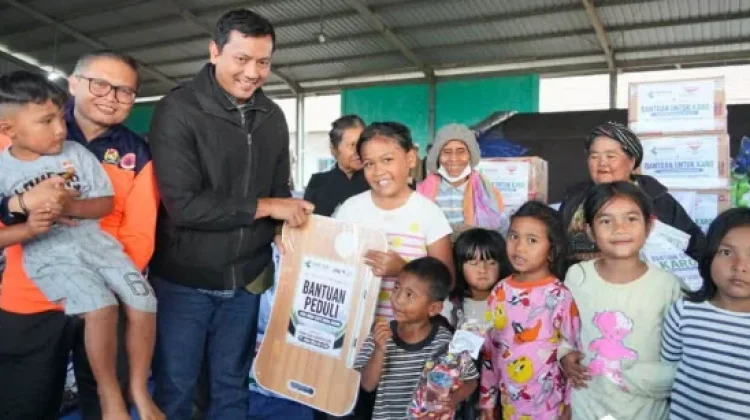 Wabup Karo Dampingi Penyaluran Bantuan Bagi Masyarakat Terdampak Erupsi