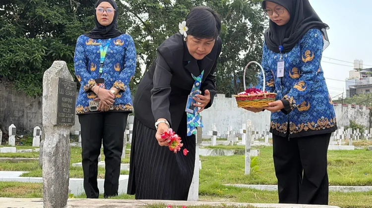 Kenang Jasa Pahlawan pada HUT ke-81, RRI Medan Ziarah ke Makam Pahlawan Lili Suhairi