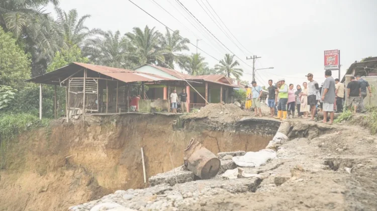 Bupati Tinjau Jalan Longsor, Pemkab Siapkan Jalan Alternatif