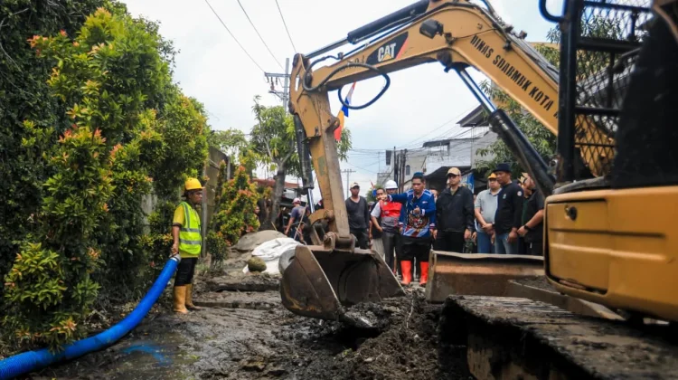 Rico Waas Datangi Medan Marelan, Gotong Royong Benahi Drainase