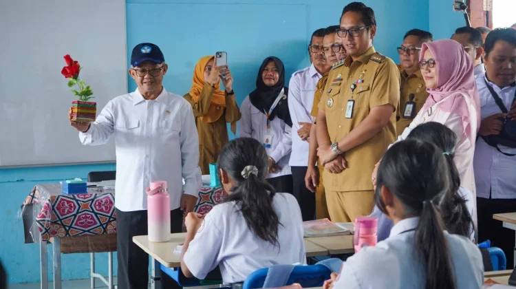 Mendikdasmen Tinjau SMPN 16 Medan, Rico Waas Siapkan Mebelair Baru