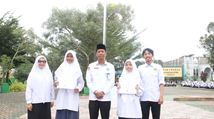 Dua Siswi MTsN 1 Medan Raih Peringkat 1 Nasional di Ajang Merdeka Essay Award 2026