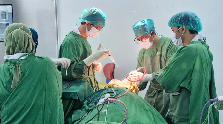 RS Adam Malik Dampingi Operasi Clipping Aneurisma Perdana di RSU Haji Medan