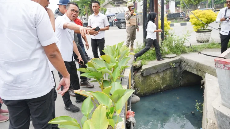 Sidak Drainase di Helvetia, Zakiyuddin Soroti Drainase Tersumbat