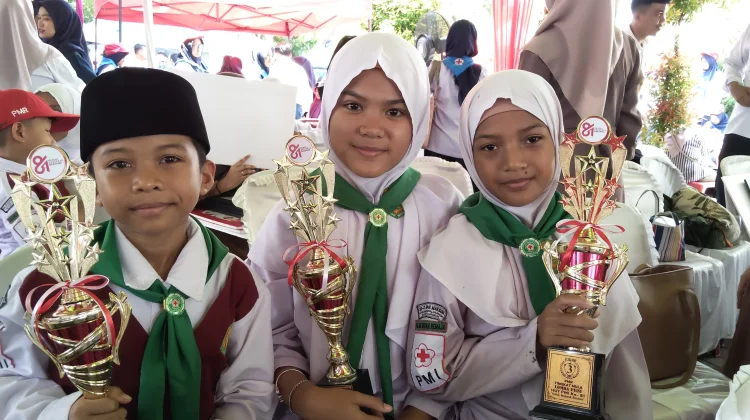 Tiga Pelajar SD IT Aisyah Maksum Raih Juara Lomba Puisi PMI