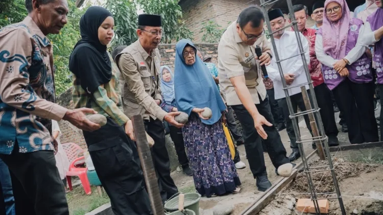 Baznas Bedah Rumah Warga dari Zakat ASN, Bupati Letakkan Batu Pertama