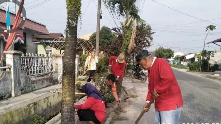 Cegah Banjir, Babinsa Koramil 06/Kisaran Gotong Royong
