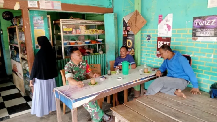 Babinsa Koramil 07/Salak Bangun Komunikasi dan Pantau Wilayah