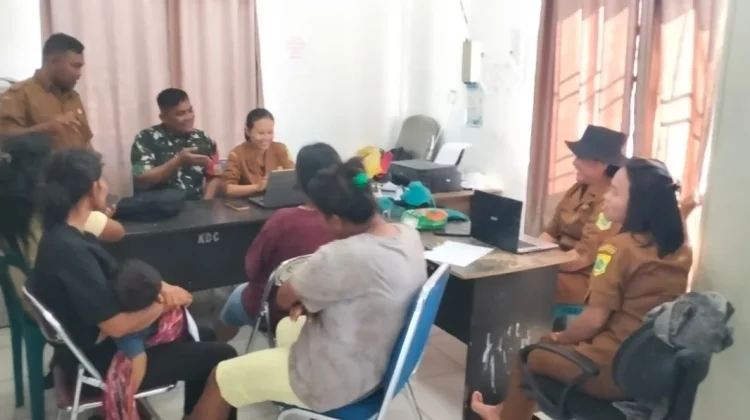 Babinsa Dampingi Warga yang Datang Susulan Ambil Bantuan Pupuk