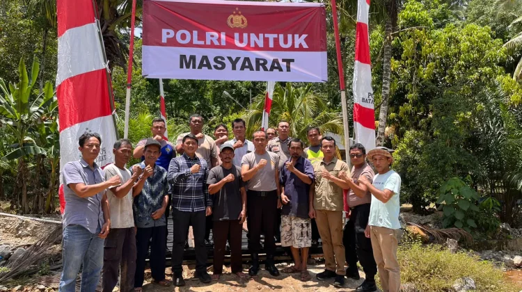 Jembatan Rusak akibat Bencana, Polsek Batangtoru Bantu Warga Aek Rambangan