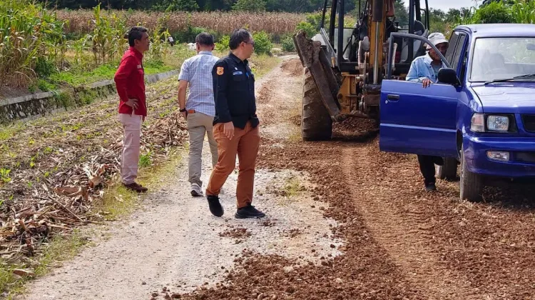 Pemkab Dairi Dorong Gotong Royong, Pelaku Usaha Turut Lakukan Pemeliharaan Jalan