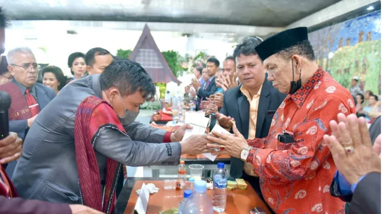 Mengupas Tradisi Tintin Marangkup pada Pernikahan Batak Toba