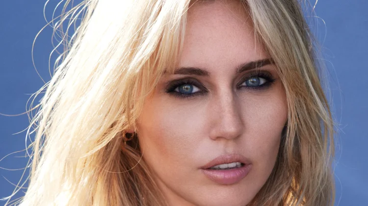 Miley Cyrus Rilis Album Ke-10 "Bass Persuades" dan Video Musik