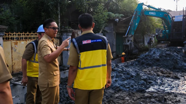 Rico Waas Tinjau Pengerjaan Drainase sepanjang 385 Meter di Sei Agul