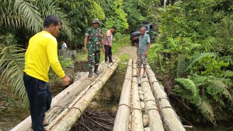 Babinsa dan Warga Bersihkan Lokasi Jembatan Garuda