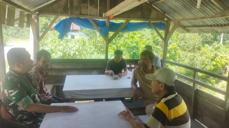 Komunikasi dengan Tokoh Masyarakat, Babinsa Perkuat Binter di Desa Lumban To