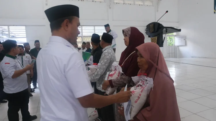 Wali Kota Tanjungbalai Salurkan Zakat kepada Ratusan Mustahik