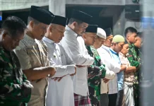 Bobby Nasution Salat Tarawih Perdana di Lokasi Bencana