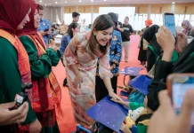Kahiyang Ayu Serahkan Kursi Roda Anak Cerebral Palsy