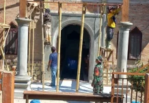 Babinsa Bersama Jemaat Renovasi Gereja Katolik di Pardomuan