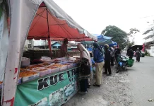 Penjual Bukaan di Jalan Beo Raup Untung Ramadan