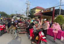 Polisi dan Pengurus Bhayangkari Berbagi Takjil