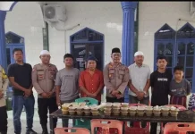 Polsek Berbagi Paket Takjil ke Mesjid