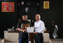 Mahyaruddin Terima Cendera mata Hari Pers Nasional