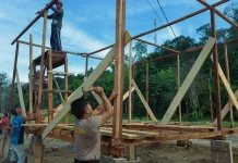 Brimob Batalyon C Membantu Warga di Kecamatan Batang Toru