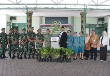 Kodim 0206/Dairi Serahkan 1.050 Bibit Kemiri ke Pemkab Dairi