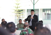 Kodim 0206/Dairi Serahkan 1.050 Bibit Pohon untuk Program Dairi Asri