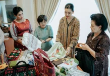 Kahiyang Ayu Promosikan Kriya Sumut kepada Ketua Umum IAD