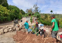 Babinsa dan Warga Tigalingga Gotong Royong Bersihkan Lahan Strategis