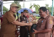 Deklarasi Satu Tahun Pemerintahan Vickner - Wahyu, Pemkab Dairi Bagikan Bibit Pohon