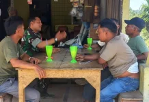 Babinsa 03/Parongil Sambangi Warga yang Nongkrong di Warung Jaka Sihotang