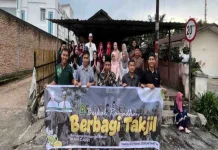 Tebar Berkah Ramadan, MAN Dairi Bagikan Takjil di Jalan Lintas Kota Sidikalang