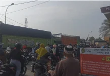 Warga Antre Panjang untuk Isi BBM