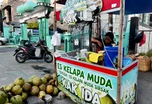 Segarnya Es Kelapa Muda, Pilihan Warga untuk Berbuka Puasa