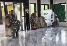 Koramil Air Joman Bersihkan Masjid Semarakan Ramadan