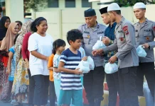 Brimob Polda Sumut Berbagi Takjil Berbuka Puasa
