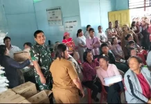 Babinsa Koramil 07/Salak Dampingi Penyaluran Bantuan Pangan untuk Warga