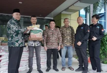 Kanwil Kemenag Sumut-Walubi Serahkan 300 Paket Bahan Pokok jelang Idulfitri
