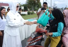 TP PKK dan DWP Simalungun Berbagi Takjil Ramadan