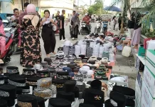 Tradisi Kopiah Baru Idulfitri, Pedagang Banjir Rezeki