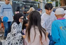 Pemuda Peduli Sedekah Bagikan Makanan ke Pengguna Jalan