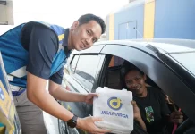 Gelar Program Budaya Berbagi, Jasa Marga Bagikan 900 Paket Takjil di Ruas Tol Belmer