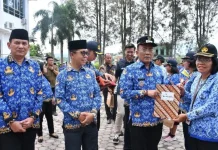 Wabup Samosir Serahkan SK Pensiun 40 PNS