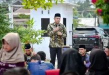 Wabup Adlin Serahkan Beasiswa saat Buka Puasa Bersama