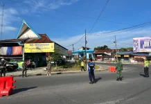 Babinsa 04/Tigalingga Siaga Penuh di Simpang Salak Jaga Keamanan Lebaran
